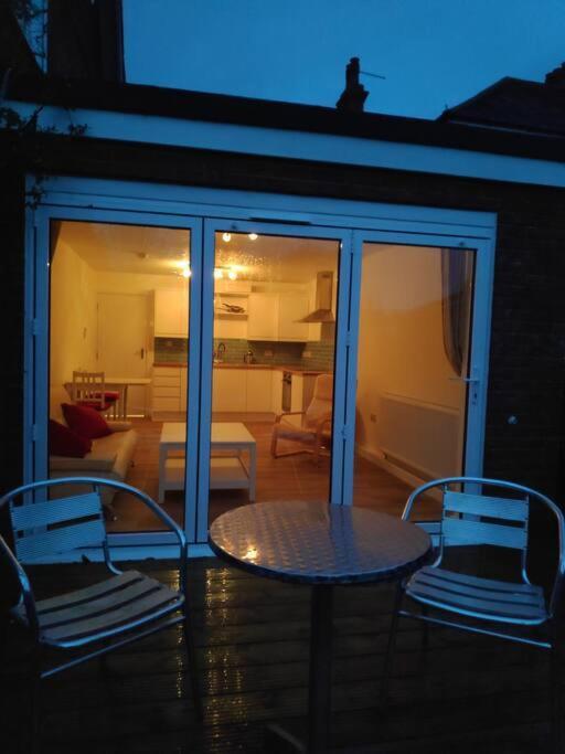 Adorable One-Bedroom Flat With Patio Garden. Southwick (West Sussex) Exterior foto