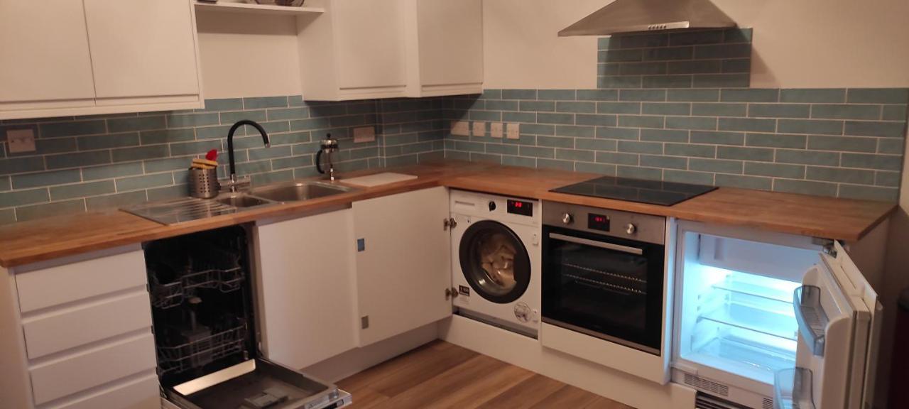 Adorable One-Bedroom Flat With Patio Garden. Southwick (West Sussex) Exterior foto
